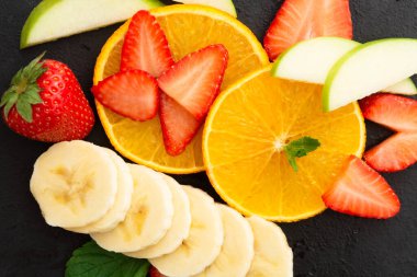 Kapalı çilek, muz, portakal, elma ve nane.