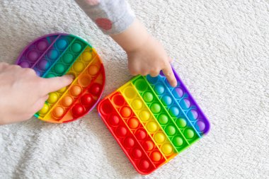 Modern moda oyuncak. Esnek silikon malzemeli çocuklar için.