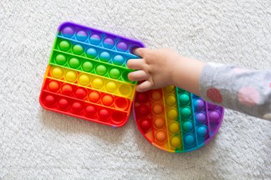 Modern moda oyuncak. Esnek silikon malzemeli çocuklar için.