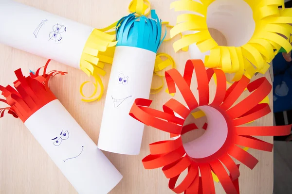 Creativiteit papier handgemaakt voor kinderen. Grappige gezichten op buizen met kleurrijk haar Stockfoto