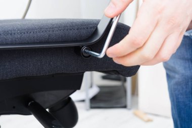 Erkek eller sandalye sapını vidalayarak montaj koltuğu adım adım talimat 13