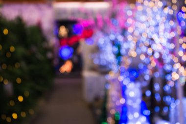 Mağazada Noel ışıkları süslemesi. Bulanık iç arkaplan