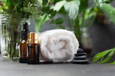 Cilt bakımı ve yağ, rulo havlu ve taşlarla rahatlama konsepti