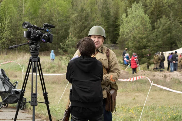 PETROZAVODSK, RUSSIA - MAY 22, 2021: Soldier of WWII give interview for tv — Stock Photo, Image