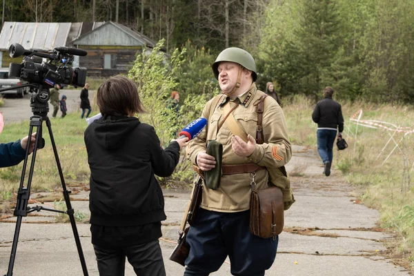 PETROZAVODSK, RUSSIA - MAY 22, 2021: Soldier of WWII give interview for tv — Stock Photo, Image