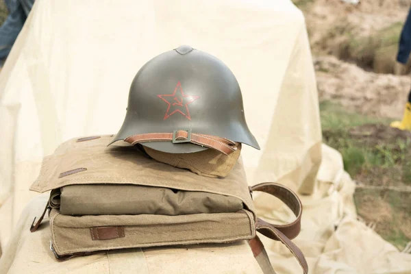 Capacete de munição, saco e material de uso de soldados da União Soviética na Segunda Guerra Mundial — Fotografia de Stock