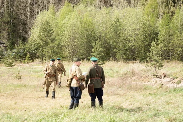 PETROZAVODSK, RUSKO - 22. května 2021: Vojáci ve vojenské uniformě druhé světové války — Stock fotografie