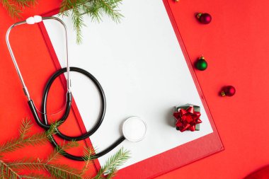 Steteskoplu tıbbi Noel konsepti, beyaz kağıtlı boş pano
