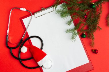 Steteskoplu tıbbi Noel konsepti, beyaz kağıtlı boş pano