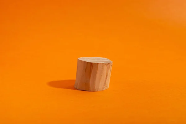 Vetrina vuota di podio cerchio in legno su arancione. Scena con forma geometrica — Foto Stock