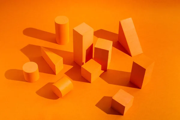 Piattaforme arancioni con spazio vuoto per prodotti con figure geometriche — Foto Stock