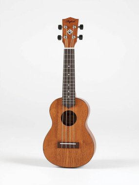 Beyaz Arkaplanda Tahta Ukulele İzole Edildi Küçük Gitarımsı Alet Temiz Stok Fotoğrafı