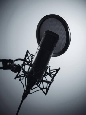 Yoğunlaştırıcı Stüdyo Mikrofonu ve Beyaz Arkaplan Kayıt Ekipmanı Fotoğrafı İzole Edildi
