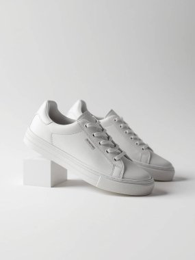 Düz Spor Ayakkabılar Beyaz Arkaplanda İzole Edildi Günlük Ayakkabı Model Fotoğrafı