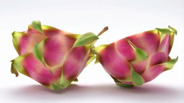 Saf beyaz arka planda dönen doğranmış bir ejderha meyvesinin 3 boyutlu gerçekçi animasyonu