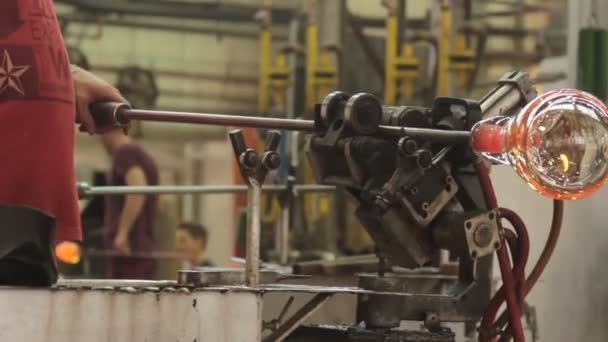 Виробник скла на роботі — стокове відео
