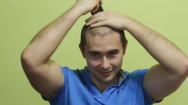 Young happy men shave his head — Stock Video