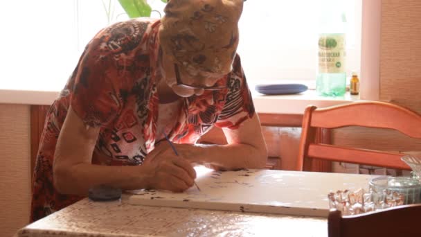 Femme âgée pendant la peinture — Video