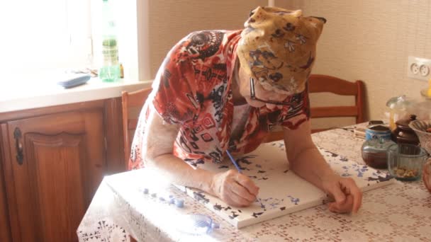 Femme âgée pendant la peinture — Video