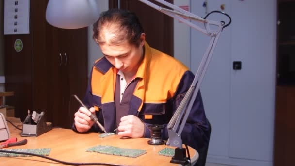 Men solder at the table — Stock Video
