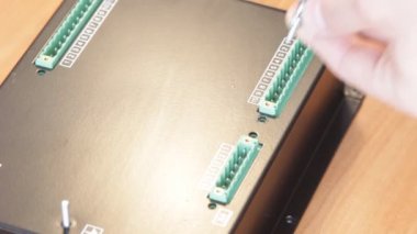 Elektronik montaj erkek eller