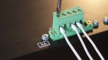 Elektrikçi işçi closeup telleri vidalama.