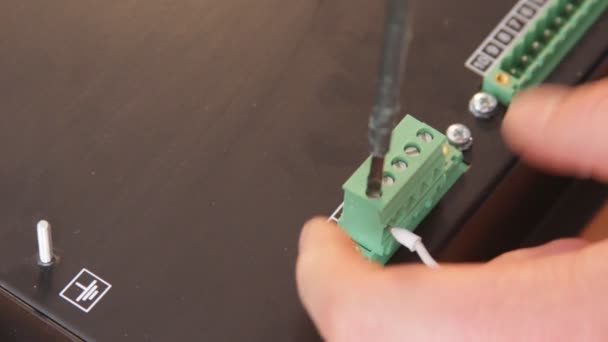 Elektrikçi işçi closeup telleri vidalama. — Stok video
