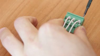 Elektrikçi işçi closeup telleri vidalama.