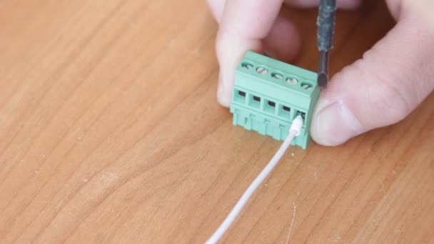 Närbild av elektriker arbetare skruva av ledningar. — Stockvideo