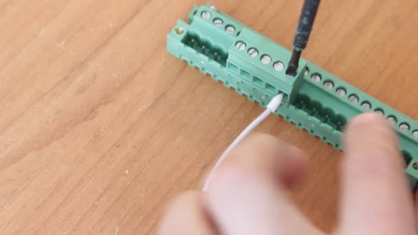 Closeup elektrikář pracovníka šroubování drátů.
