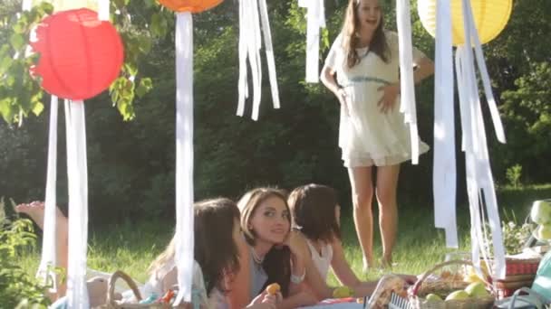 Mädchen beim Picknick — Stockvideo