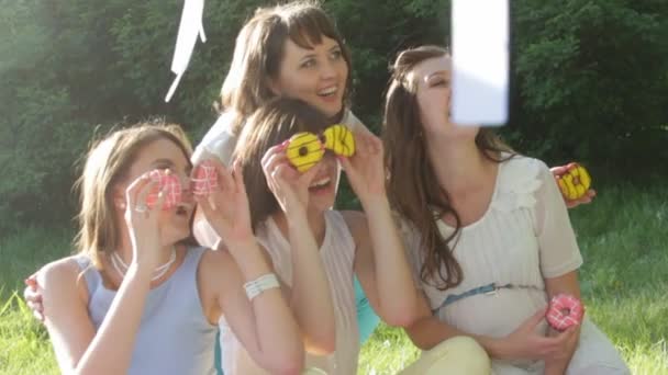 Chicas en el picnic — Vídeos de Stock