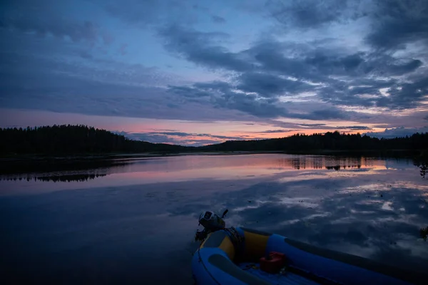 Atardecer en el río. Los barcos están cerca de la orilla. — Foto de Stock