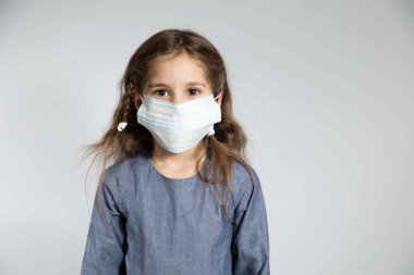 Maskeli kız. Koronavirüse karşı koruma.
