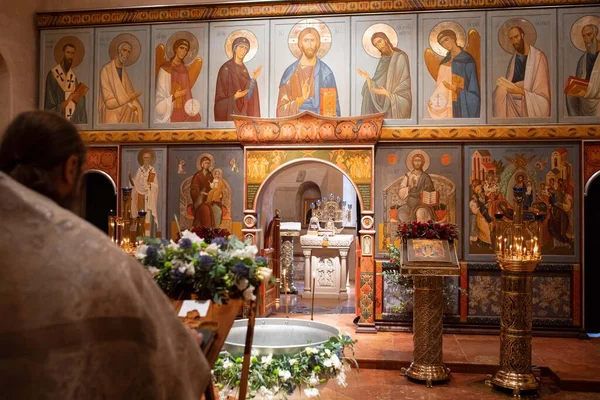 Çiçeklerle süslenmiş vaftiz yazı tipi