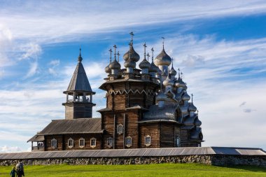 KIZHI, Ağustos, 2021 Onega Gölü 'ndeki müze Kutsal Theolokos Kilisesi' nin ahşap binası.