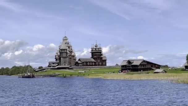 KIZHI, augusti 2021Museum vid sjön Onega träbyggnad i kyrkan av förböner den heligaste Theolokos — Stockvideo