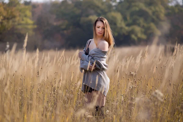 Meisje in een veld — Stockfoto