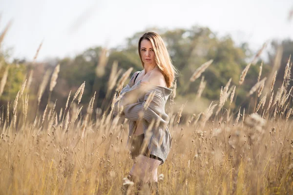 Ragazza in un campo — Foto Stock