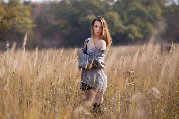 Ragazza in un campo — Foto Stock