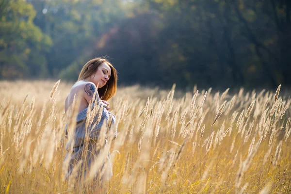 Bellezza ragazza con lungo rosso soffiare capelli all'aperto . — Foto Stock