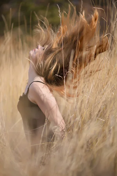 Giovane ragazza in un campo — Foto Stock