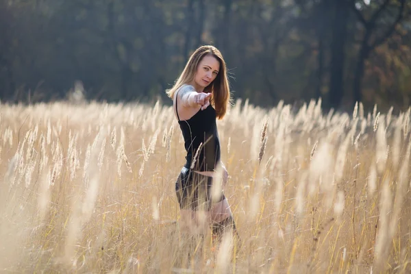 Vrouw meisje In het veld land schoonheid — Stockfoto