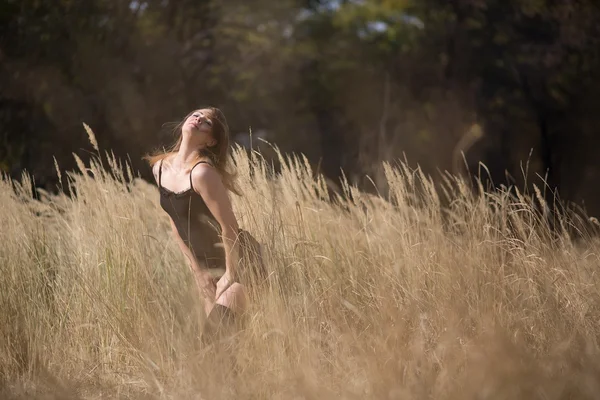 Vrouw meisje In het veld land schoonheid — Stockfoto