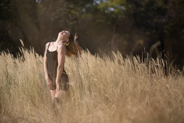 Vrouw meisje In het veld land schoonheid — Stockfoto