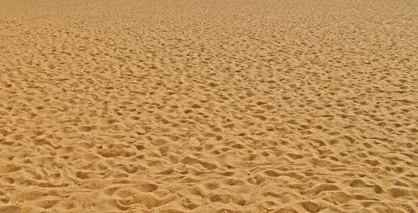 Gelber Sand auf einem Strandhintergrund — Stockfoto