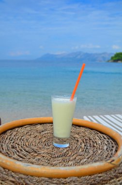 Kumsalda kokteyl.