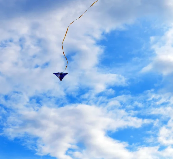Kite vlieg in een hemel — Stockfoto