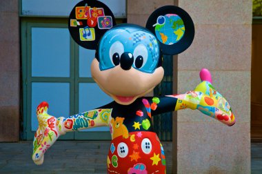 Renkli bir Mickey Mouse 