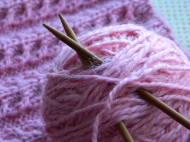 Örgü desen iğne, iplik ve konuşmacı bir top ile